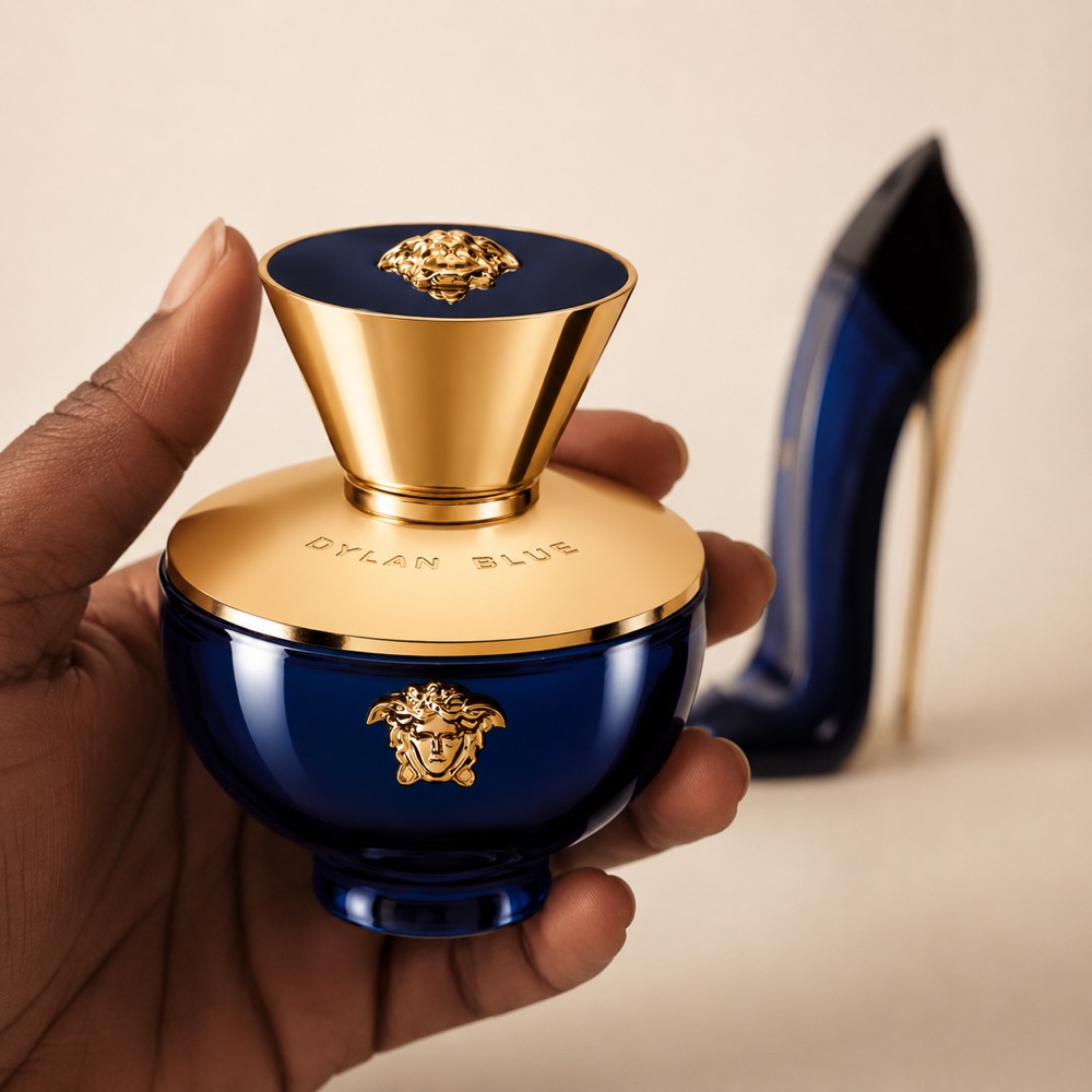 Versace Dylan Blue Pour Femme en mano